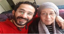 وصول الفنان أحمد حلمي وأسرته إلى بنها استعدادا لتشييع جثمان والدته (فيديو)