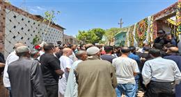 حزن ودموع في لحظات الوداع...تشييع جنازة والدة أحمد حلمي في بنها