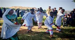 استعراضات فرقة أسوان للفنون الشعبية تخطف أنظار الجمهور بحديقة فريال خلال عيد الأضحى