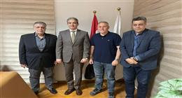 أسامة حسني يوقع على إقرار بالالتزام بميثاق الشرف الإعلامي ومدونة السلوك المهني