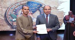 محافظ المنيا يسلم 300 عقد لتقنين أوضاع أراضي أملاك الدولة 
