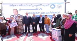 في العيد القومي لدمياط.. المحافظ يسلم عقود عمل لذوي الهمم وماكينات خياطة للسيدات