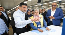 وزير الصناعة يتفقد مجمع أسمنت ومصنعي ملابس وصناعات غذائية في بنى سويف والمنيا 