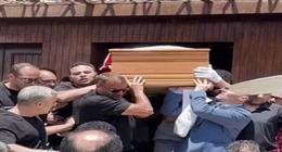 5 لقطات مؤثرة من جنازة هاني شاكر.. انهيار أرملته ونادية الجندي تساندها (صور)
