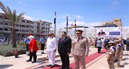 محافظ دمياط يضع إكليل الزهور على النصب التذكاري للجندي المجهول 