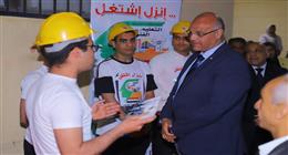 محافظ الإسكندرية يلتقي أعضاء مبادرة «إنزل اشتغل» ببرج العرب