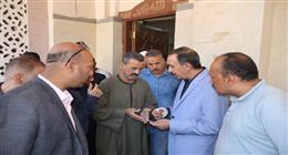محافظ سوهاج يلتقي المواطنين لبحث مطالبهم عقب أدائه صلاة الجمعة