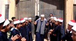 ممر شرفي لموظف بمعهد أزهري تكريما له بعد بلوغه سن المعاش في بني سويف