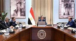 رئيس الوزراء يجتمع مع وزير المالية ومحافظ البنك المركزي لمناقشة ملفات اقتصادية