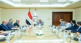 وزير الإنتاج الحربي يبحث عددا من المشروعات الطلابية البحثية للاستفادة منها في الصناعة