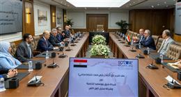 رئيس «اقتصادية السويس» يشهد توقيع مشروع للصناعات الإنشائية والأجزاء المعدنية