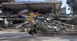 بين الركام والخيام.. «أكرم» الفلسطينى يتحدى بتر أطرافه بالـ«إسكيت»