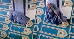 لحظة رحيل مسن في مسجد بالبدرشين.. دخل يصلي الجمعة فاختاره الموت (فيديو)