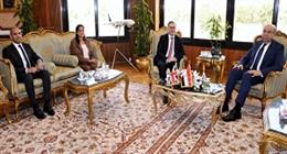 وزير الطيران المدني يبحث تعزيز حركة السفر والتبادل السياحي مع السفير البريطاني