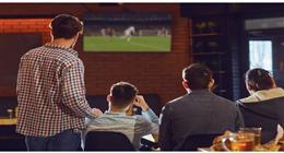 سؤال بسيط أثناء مشاهدة كأس العالم قد ينقذ حياة صديقك.. وطبيبة تكشف حقائق مهمة