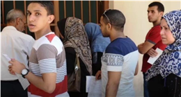    921 ألف طالب يؤدون أولى امتحانات الثانوية العامة اليوم.. وتفتيش مشدد بالعصا الإلكترونية