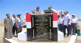 محافظ قنا ورئيس تنمية الصعيد يضعان حجر أساس المرحلة الثانية لشتلات القصب بالمراشدة 