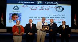 جامعة المنيا تحتفي بالدكتور أحمد رجب صقر في عيد العلم.. مسيرة إبداع استحقت التكريم