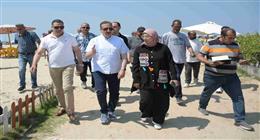 إقبال الزائرين على شواطئ بورسعيد هربا من الحر.. والمحافظ يصدر توجيهات مهمة