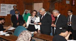رئيس جامعة المنيا يتفقد لجان امتحانات نهاية العام بكليات الألسن والفنون الجميلة 