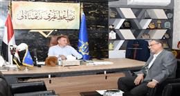 محافظ أسوان يبحث آليات تسريع تنفيذ المشروعات مع هيئة الطرق والكباري