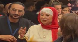 انتصار تظهر بـ«الحجاب» في العرض الخاص لفيلم صقر وكناريا