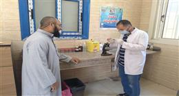 تقديم 1525 خدمة طبية والكشف المجاني على 927 مواطنًا بقافلة في المنيا 