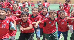 عضو التحالف الوطني توزع 300 تيشرت لمنتخب مصر على الأطفال بمراكز الشباب في الجيزة