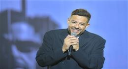 حماقي يفتتح حفله بالقاهرة الجديدة بالدعاء للملحن الراحل محمد رحيم