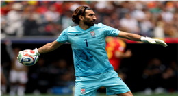 من رعي الأغنام إلى كأس العالم.. كيف وصل حارس مرمى إيران للنجومية؟ 