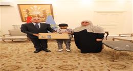 محافظ القاهرة يحقق أمنية طالب من ذوي الهمم.. ويهديه جهاز «لاب توب»