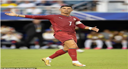 خلال مواجهة البرتغال وكولومبيا.. لماذا خلع رونالدو حذاءه الذهبي بين الشوطين؟