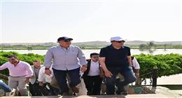 وزير الري ومحافظ المنيا يتفقدان أعمال تطهير النيل وترعة الإبراهيمية 
