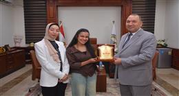 جامعة أسيوط الأهلية تكرم الطالبات المتميزات في المسرح والإبداع الجامعي