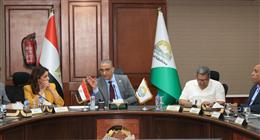 محافظ الجيزة يجتمع مع مسؤولي شركات النظافة والمتعهدين لرفع كفاءة منظومة العمل