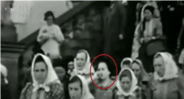 صورة غامضة تثير الرعب بشأن السفر عبر الزمن.. موبايل في الثلاثينيات