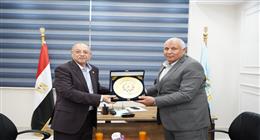 منح دراسية لأبناء مطروح في جامعة الدلتا.. والمحافظ: نسعى لإعداد كوادر مؤهلة