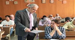 رئيس جامعة أسوان يطمئن على سير الامتحانات في كلية التربية: نعمل لتوفير بيئة آمنة للطلاب