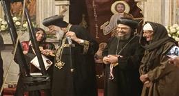 بجلباب صعيدي.. ابنة تصطحب والدها لتكريمها أمام البابا تواضروس الثاني بالإسكندرية