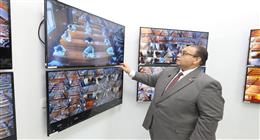 رئيس جامعة كفر الشيخ يتفقد منظومة كاميرات مراقبة المدرجات لمتابعة الامتحانات 