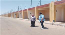رئيس مركز بني مزار تتابع تجهيزات السوق الحضاري الجديد 