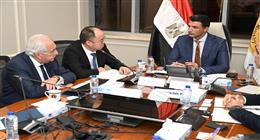 وزير الصناعة يبحث مع شركة صينية توسيع صناعة إطارات السيارات في مصر