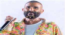 المطرب أحمد سعد يبرر إطلالاته الغريبة: لما لبست طبيعي مكنش ليا وجود