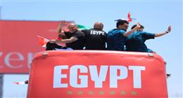 حشود وأعلام وهتافات.. كواليس الموكب الأسطوري لـ«الفراعنة» على طريق العلمين