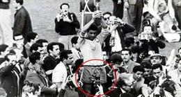 جدل بسبب صورة نادرة من مونديال 1962.. هل ظهر الهاتف المحمول قبل اختراعه؟