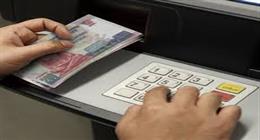 5 رسوم إضافية غير متوقعة في ماكينات الصراف الآلي.. تعرف عليها لتوفير المال 