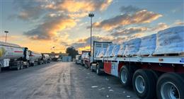 الهلال الأحمر المصري يدفع بأكثر من 2635 طنا من المساعدات الإنسانية إلى غزة