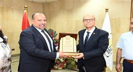 معهد بحوث ودراسات البيولوجيا الجزيئية يكرم رئيس جامعة أسيوط تقديرًا لجهوده