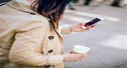 استخدام الهاتف أثناء المشي.. عادة يومية تحمل مخاطر صحية ونفسية