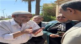 محافظ سوهاج يستمع لشكوى مواطن أثناء جولة ميدانية ويوجه بحل أزمته 